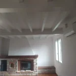 Photo plafond poutre de bois après peinture